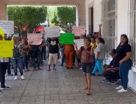 Protesta de vecinos de las invasiones Canaco y Ampliación Urías en el Palacio Municipal de Mazatlán.