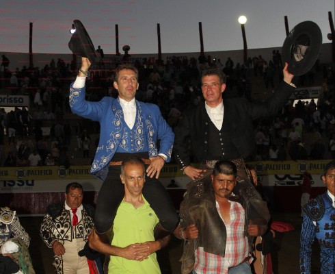 Salen Pablo Hermoso de Mendoza y Horacio Casas en hombros de la Corrida de Carnaval
