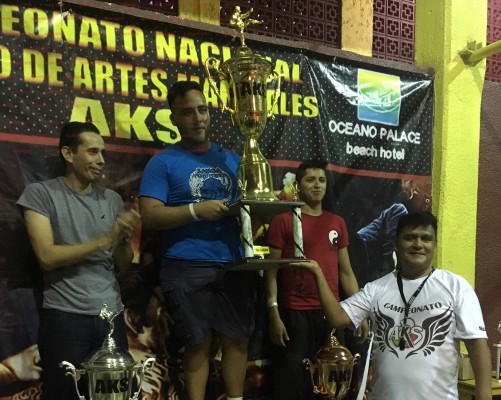 Levanta Academia Koas la copa del Campeonato de Artes Marciales AKS 2017 por tercera ocasión