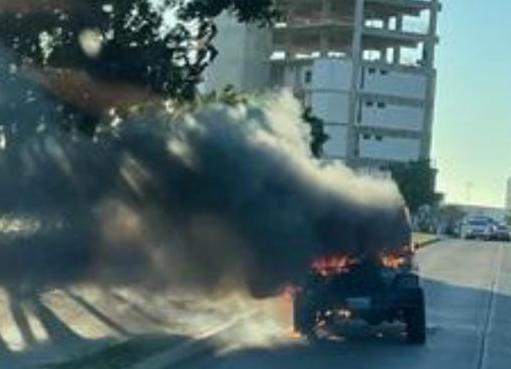 $!Jeep se incendia en la avenida Pérez Escobosa en Mazatlán