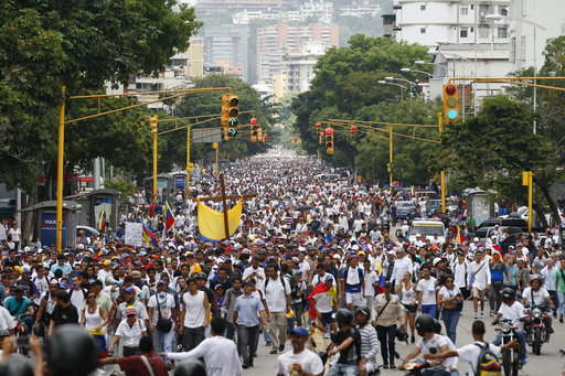 Multitudinaria marcha contra represión policial en Venezuela