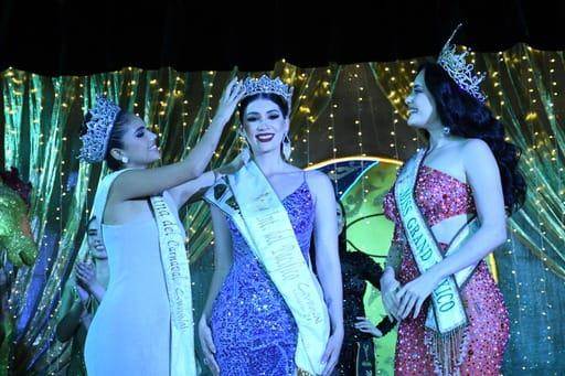 Itzayana Meza, Miss Mesoamérica 2024, al momento de recibir la corona como Reina del Pacífico del Carnaval de Mazatlán 2024.