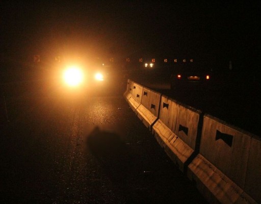 Arrolla vehículo y mata a peatón en la autopista Benito Juárez