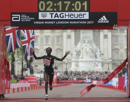 Londres: Mary Keitany bate récord de maratón con tercer triunfo