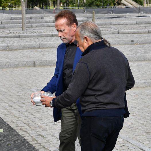 $!Visita Arnold Schwarzenegger Auschwitz, y comparte un mensaje contra el odio