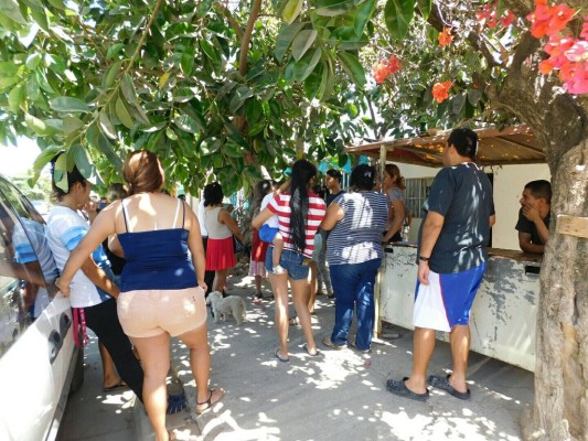 Impiden vecinos desalojo de familia en la colonia Santa Elena, en Mazatlán