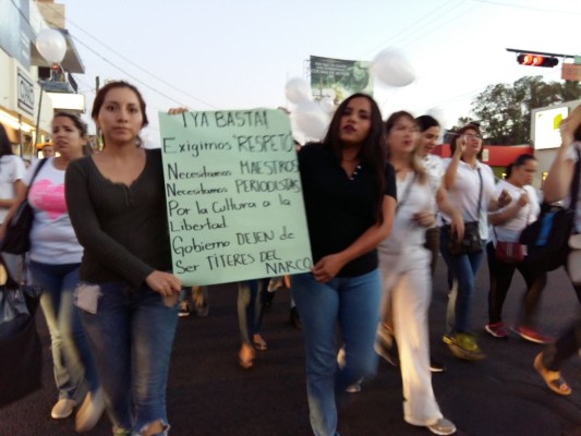 Marchan estudiantes en Culiacán por asesinato de maestro Ezequiel