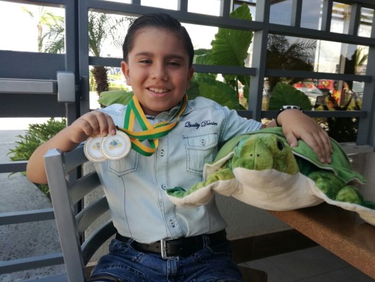 Gana niño de Mazatlán dos oros en Expo Mundial de Ciencias