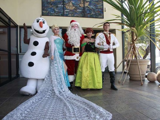 Los personajes de Frozen se unen a Santa Clos para presentarse en Mazatlán.