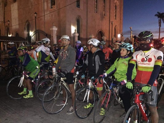 Los ciclistas esperan el arranque frente a la Plazuela Corona. (Foto: Imde)