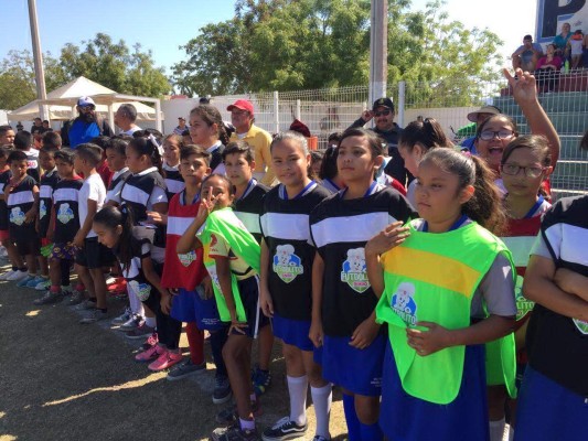 Los infantes de Escuinapa se hacen presentes en la ceremonia de apertura del Futbolito Bimbo.