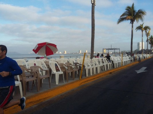 Retiran tres puntos de renta de sillas en el Malecón
