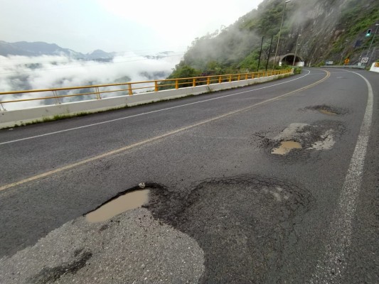 ¡Cuidado! Supercarretera Mazatlán-Durango está plagada de 'baches'