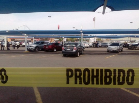 Asesinan a mujer en estacionamiento de Walmart Tres Ríos, en Culiacán