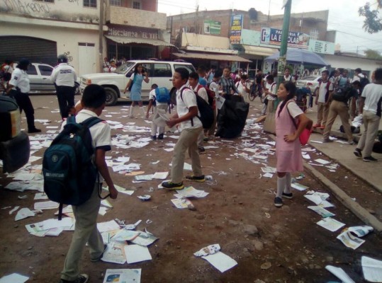 Destrozan alumnos de Escuinapa libros... llegan policías a poner orden