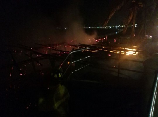 Se incendia palapa con venta de mariscos sobre el malecón de Mazatlán