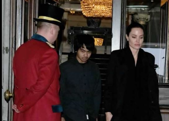 Angelina Jolie y su hijo Madoxx en su arribo a la universidad de Corea del Sur, donde el joven estudiará Bioquímica.