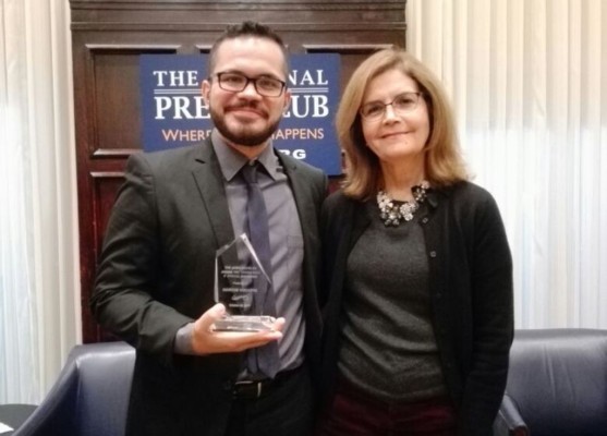 Marcos Vizcarra, de Noroeste, recibe el Premio Peter Mackler para el periodismo valiente y ético
