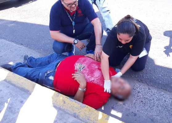 Cae profesor de un camión urbano y resulta lesionado frente a la UAS en Mazatlán