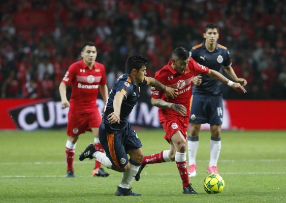 Chivas y Toluca empatan a un gol en juego de ida de semifinales