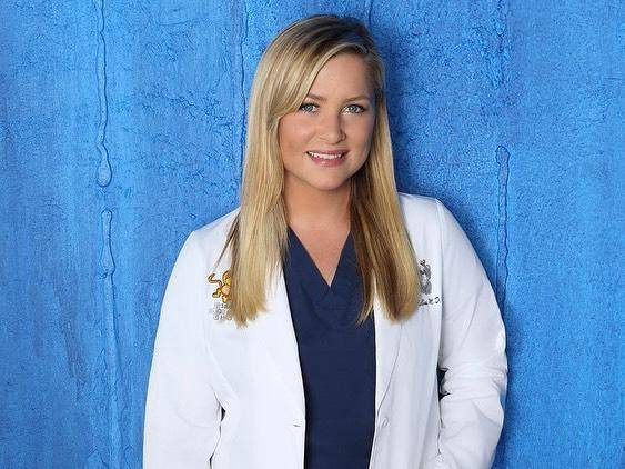 Jessica Capshaw regresa como la doctora Arizona Robbins, para la temporada 20 de Grey’s Anatomy.