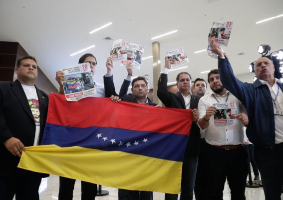 Irrumpen opositores a Maduro en Asamblea de OEA