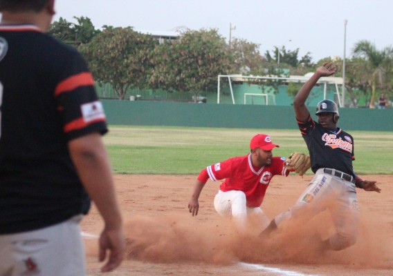 Apalea Xtreme a Los Charros en la Liga de Beisbol Clase Abierta del Centro Deportivo Benito Juárez