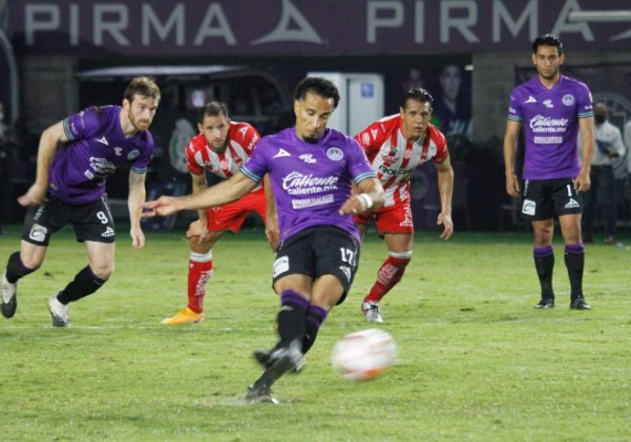 Penalti de Sanvezzo da triunfo a Mazatlán FC ante Necaxa por marcador de 3-2