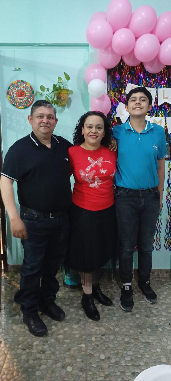 $!Claudia Guadalupe entre su esposo, Jesús Gaspar Llamas y su hijo, Jesús Emmanuel Llamas.