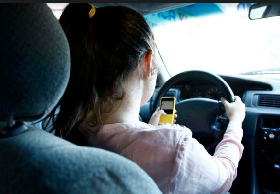 Es el uso del celular al manejar principal causa de accidentes viales en Mazatlán