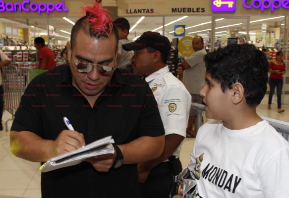 Firman M-Ximo y Bestia 666 autógrafos en Plaza Sendero