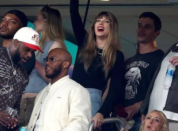 Taylor Swift apoya a Kelce en un partido de la NFL.