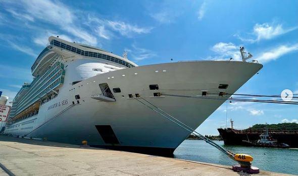 El crucero Navigator of the Seas llegó a Mazatlán la mañana de este lunes.