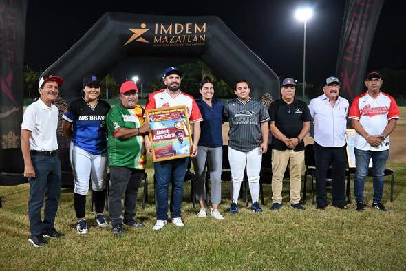 Adalberto Álvarez Clemens y Adalberto Álvarez Galarza. Adalberto Álvarez Clemens y Adalberto Álvarez Galarza.