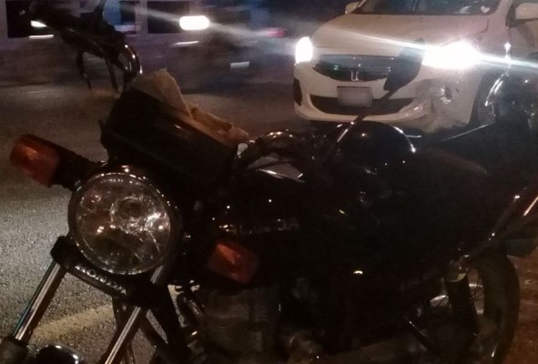 Vehículo arrolla a motociclista por Libramento Colosio a un costado del Fraccionamiento Mar de Cortés en Mazatlán