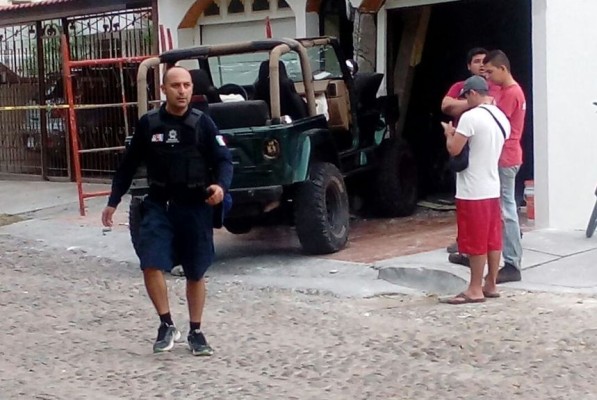 Persiguen policías vehículo robado y choca contra una casa, en Culiacán