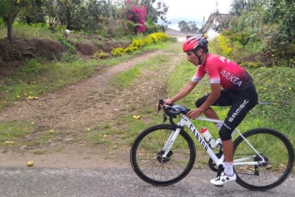 Nairo Quintana sufrió politraumatismos en la rodilla derecha al ser atropellado el pasado 3 de julio.