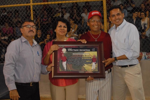 Reconocen trayectoria de Carlos Alemán Bueno en el softbol culiacanense