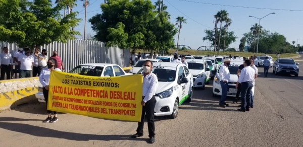 Taxistas de Culiacán, Mazatlán, Los Mochis, y Ahome se manifiestan fuera del Congreso del Estado.