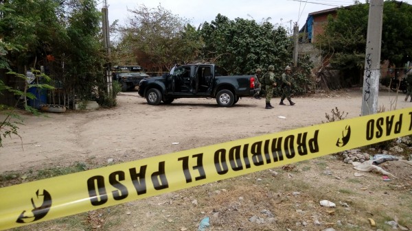 Detienen a dos tras persecución y balacera en Villa Unión y aseguran una camioneta