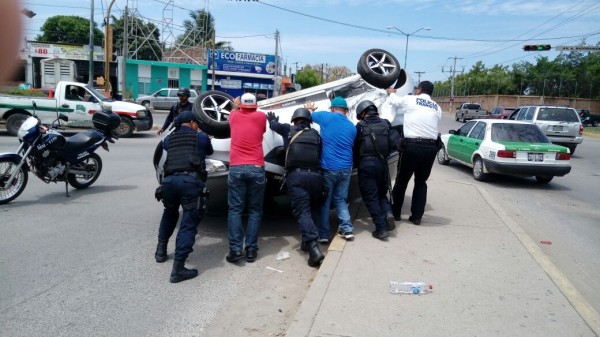 Un auto se volcó en Mazatlán después de ser chocado por una patrulla