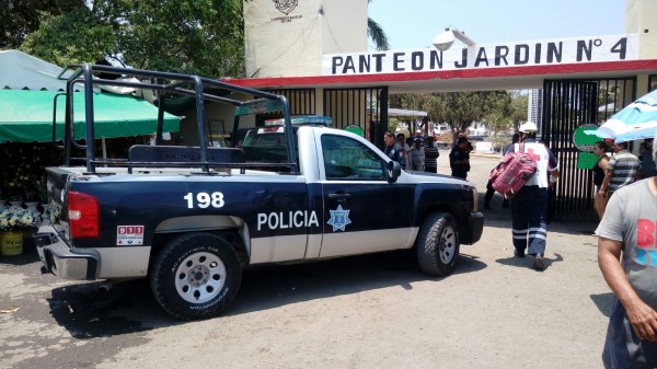 Atacan a balazos a dos hombres en la puerta principal de panteón en Mazatlán