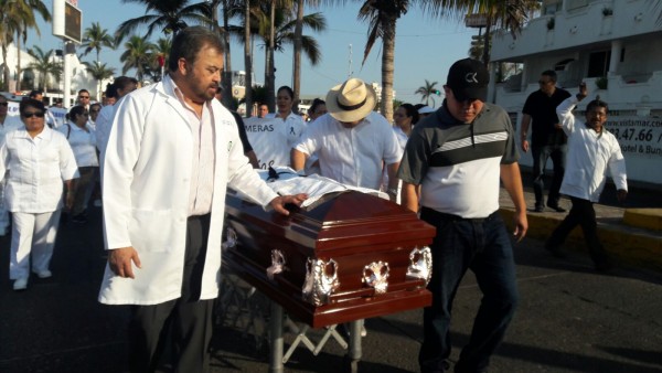 Médicos de Mazatlán protestan por asesinato del doctor Miguel Ángel Camacho