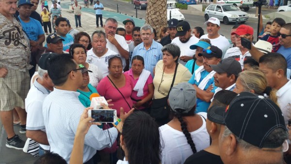 Protestan comerciantes ambulantes del malecón de Mazatlán junto al Monumento a la Familia