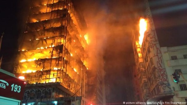 Deja un muerto derrumbe de edificio de 24 pisos en Brasil