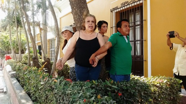 En Mazatlán, vecinos se amarran a un árbol para exigir alto a 'masacre'