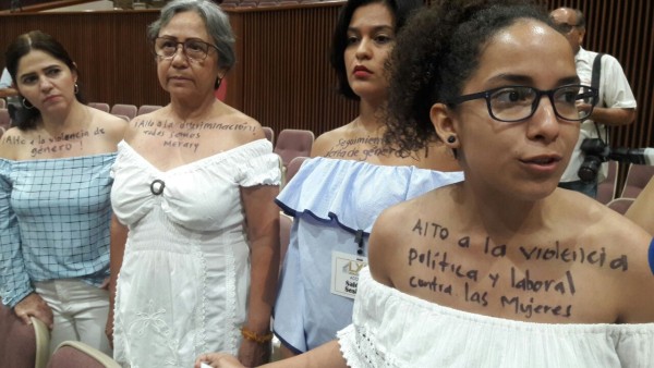 Escotadas, protestan mujeres en el Congreso de Sinaloa