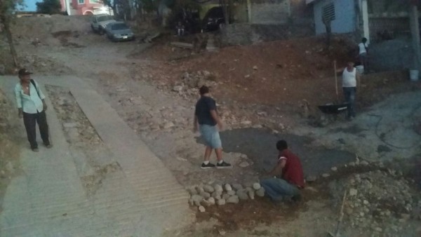 Ignora gobierno a colonos en Culiacán; con dinero propio arreglan calle