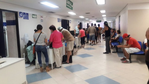 Sufren usuarios de clínica del IMSS en Mazatlán por falta de aire acondicionado