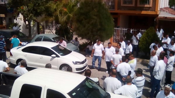 Taxistas de Mazatlán bloquean a operador de Uber en la Zona Dorada